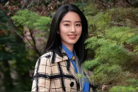 今夏流行马鞍包，杨采钰用它搭配套装，王俊凯却配卫衣，真百搭图片