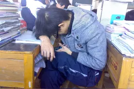 这些初中生边学边玩，成绩排名依然靠前，班主任：别高兴得太早图片