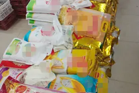 前两天，有人在“抢米、屯粮”，都是些什么人群呢？我认为有三类图片