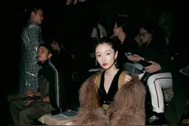 周冬雨的品味好独特，穿高跟凉鞋还要塞双袜子，硬把土味穿成时尚图片