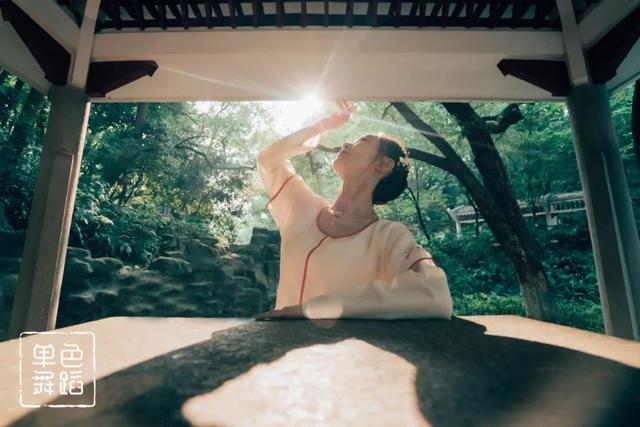 抖音点赞过百万的古风歌曲《芳华慢》，一舞心醉