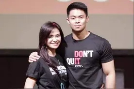 54岁“少女妈妈”走红，母子照成了情侣照，网友：老公熬成了爹图片