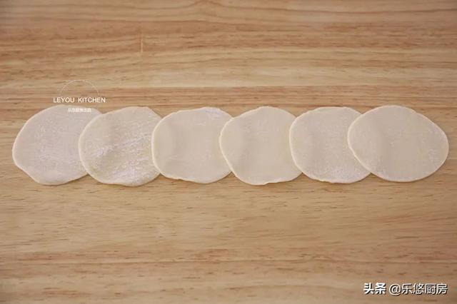 几个剩饺子皮，一把葱花，简单几步，烙一锅丝丝分明的饼