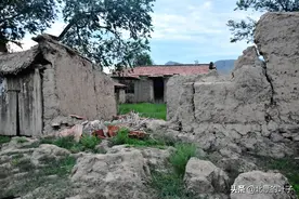 内蒙偏僻山村，房屋破败不堪到处残垣断壁，夫妻俩在这生活很快乐图片