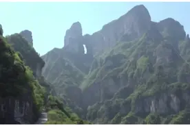 心跳爆表！玻璃栈道出现划痕，施工人员千米高空悬崖上更换玻璃