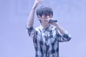 汪苏泷穿格子衬衣搭配厚刘海发型，让人一秒穿越回十年前图片