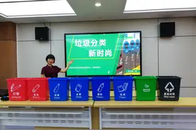 环保达人江老师手把手教变废为宝，三分钟可将废旧衣服变成环保袋图片