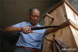 7旬老农留守深山40年古法割蜜 百元一斤不够卖图片