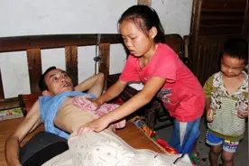 12岁女孩照顾瘫痪父亲和年幼弟弟，买米拾柴洗衣做饭她样样都得干图片