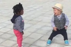 3岁萌娃偶遇黑人宝宝，手足无措疯狂逃窜，边哭边喊：这是啥呀图片