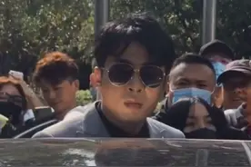 辛巴维护粉丝与保安动手，酒店内大吵态度嚣张，事后保安低头认错图片