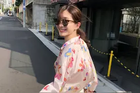 江疏影亮相东京街头，穿印花衬衫打扮“花枝招展”，回眸瞬间惊艳图片