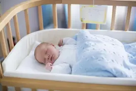 晚上是叫醒孩子尿尿，还是让他穿纸尿裤睡觉？很多家长都选错了图片