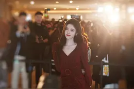 4000年美女鞠婧祎太拼了！穿酒红礼服太撩人，大V领不忘秀事业线图片