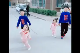 双胞胎妹妹跟双胞胎哥哥散步，接下来的这一幕，网友：暖心的哥哥图片