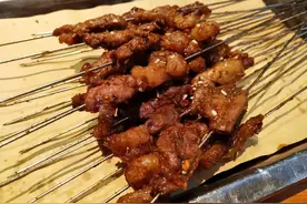 一把烤肉一瓶啤酒解乏解忧愁图片