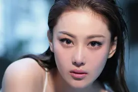 “黑料女王”张馨予的多情上位史，和她背后的3个男人图片