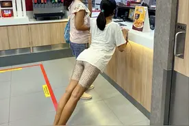 36张奇葩的站姿照片，证明站久了是真难受图片