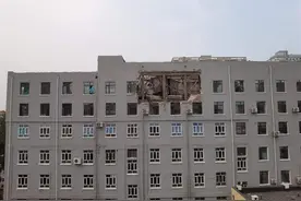 哈尔滨一大楼楼顶坍塌致4死7伤，商户：2层窗户全飞了图片