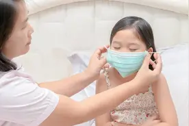 隐忧丨个别乘客坐公交不爱戴口罩图片