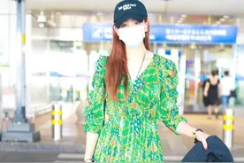 35岁海陆“度假”裙惊艳了，绿花裙子配老爹鞋，不土还挺潮图片