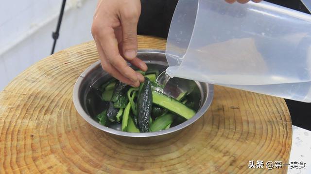 黄瓜省时的腌制方法，过一夜就能吃，脆嫩爽口，几天不吃想的慌