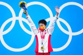 全红婵夺冠以后，她的体校教练迅速走红，90后帅小伙收获大批学生图片