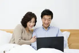 “婚姻中，很多女人到中年才懂：男人是家里的顶梁柱”你怎么看？图片
