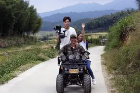 57岁农民带着儿子玩转自媒体，坐拥200万粉丝，月入万元图片