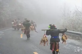 爆笑段子：和哥们喝酒聊天讨论泡妞，一哥们说：那是你们姿势不对图片