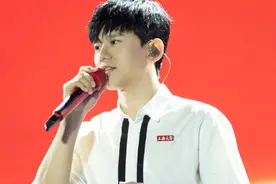38岁张杰入职上海大学！为特聘音乐教师，惊喜现身引欢呼图片