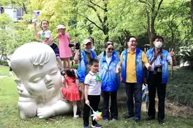 跟志愿者叔叔阿姨一起，去田林街道爱建园寻“宝”！图片