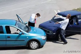 发生小剐蹭事故，应该私了还是走保险？给你算笔账就明白了图片