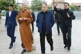 休要借撑伞事件抹黑莫言，相信我们自己的文学大师图片