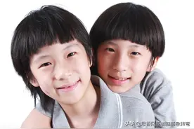 搞笑谜语：两个小孩一般高，走路就打架，打架就动刀（打一物）图片
