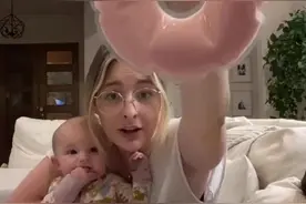 一位国外宝妈的母乳不是白色而是粉红色图片