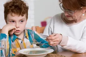 拥有缺乏界限感的父母，子女的生活难以幸福，拎得清才是大智慧图片