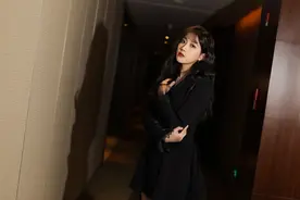 李艺彤黑裙甜酷写真图片