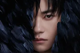 TFBOYS黑色羽毛造型，于正称羽毛造型侵权，宫崎骏都没说啥吧图片