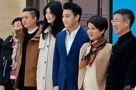 奚梦瑶豪门身份被认可！四太亲自带她出席活动，穿风衣扣扣好拘谨图片
