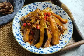 蒸茄子，用水蒸就错了，教你一招，茄子不发黑，无油无烟好吃解馋图片