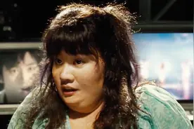 丑女整容成功翻身成为一线女星，为了爆红，演唱会现场不认父亲