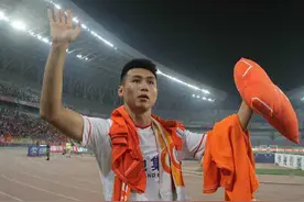 环境太乱！35岁前国脚准备退役，他的娇妻炮轰名宿：是一个好演员图片