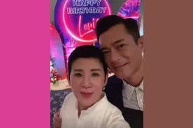 51岁古天乐低调庆生，好友吴君如晒庆生照，两人亲密搂肩关系佳图片