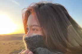 日落美景里的宋妍霏好漂亮，长发飘飘双眸灵动，侧颜状态更美图片