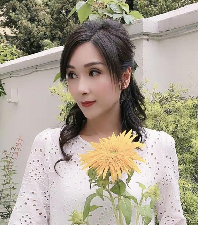 凭借着当年红过期积攒下的资产,杨恭如生存不绝过得很不错,没有结婚