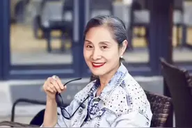 做女人爱时髦，50岁不算晚，学中年妈妈这样穿，简约优雅又女人味图片