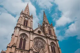 石室圣心大教堂由法国设计师设计，中国工匠建造而成图片