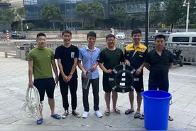 即将淹没的车上，11人奋力救出祖孙三人：有戴着头盔像外卖员的大叔，有匆忙赶到的警察，也有纯粹经过的路人图片