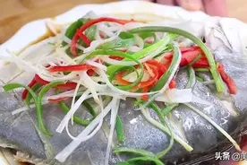 清蒸五彩鲳鱼的做法和步骤，肉质鲜嫩，做法简单，色香味俱全！图片